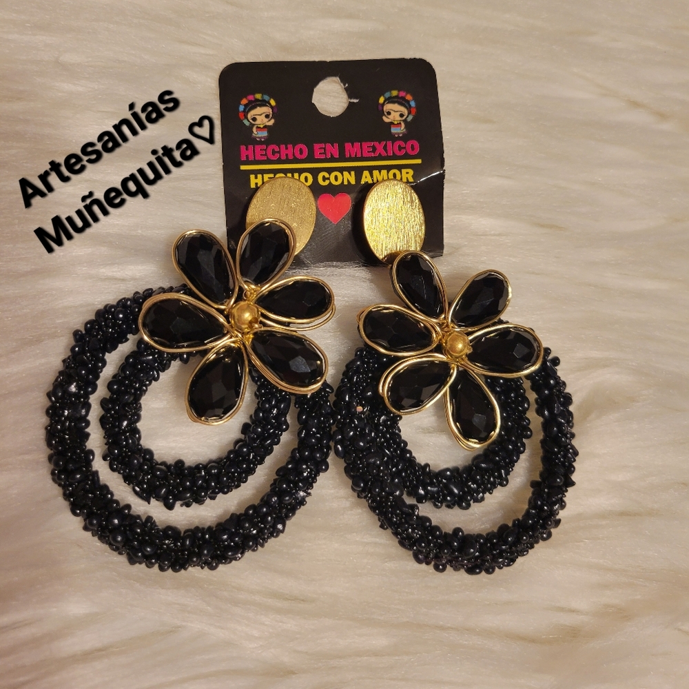 Arete artesanal flor en alambrismo